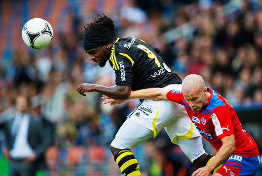 Martin Kayongo Mutumba, AIK, vinner en nickduell mot
