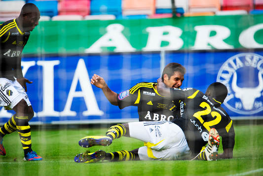 En jublande Celso Borges, AIK, kramas om av Kwame Karikari