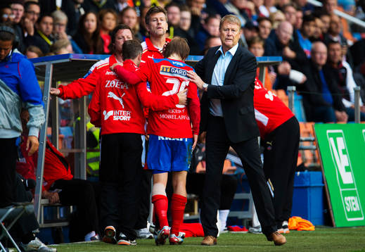 Jere Uronen, Helsingborg, får en klapp av Åge Hareide,