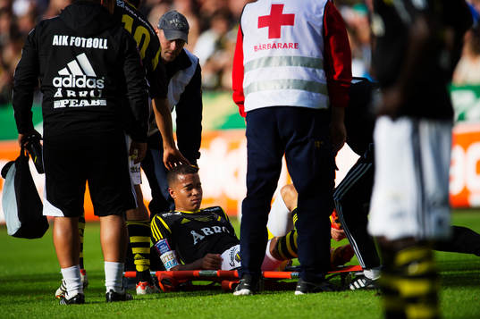 Robin Quaison, AIK, ligger på bår, skadad