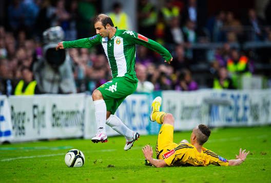 Kennedy Bakircioglu, Hammarby, undviker en tackling från