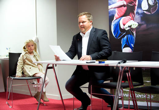 Roar Hansen, tränare, Öster, med dottern på