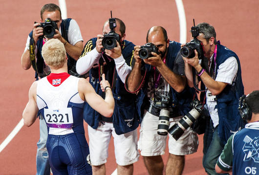 Jonnie Peaccock, Storbritannien, jubel, blir fotograferad