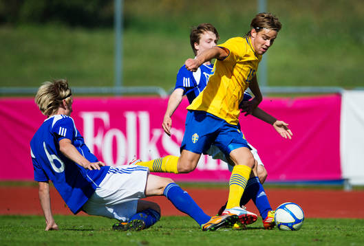 Christoffer Nyman, Sverige, tar sig förbi två finska