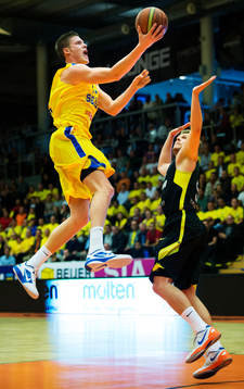 Jonas Jerebko, Sverige, hoppar mot korgen