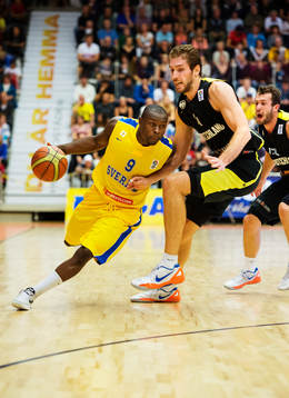 Thomas Massamba, Sverige, tar sig förbi Tim Ohlbrecht,