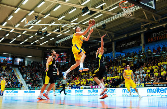 Jonas Jerebko, Sverige, stormar fram mot korgen