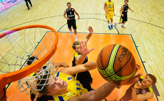 Jonas Jerebko, Sverige, vinner en offensiv retur och