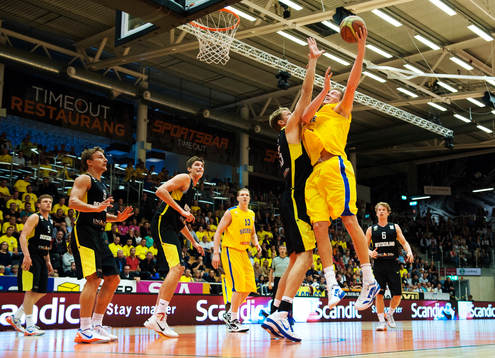 Jonas Jerebko, Sverige, utmanar Jan-Hendrik Jagla, Tyskland