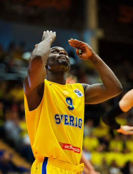 Thomas Massamba, Sverige, visar sitt missnöje