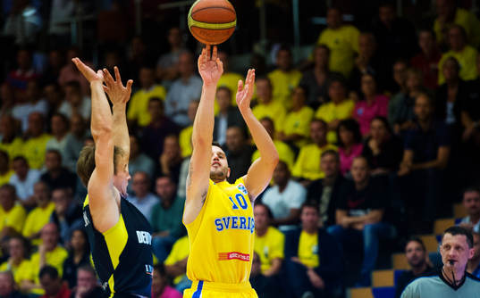Kenneth "Kelly" Grant, Sverige, skjuter