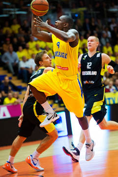 Thomas Massamba, Sverige, i ett anfall