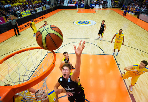 Tibor Pleiss, Tyskland, lägger i två poäng