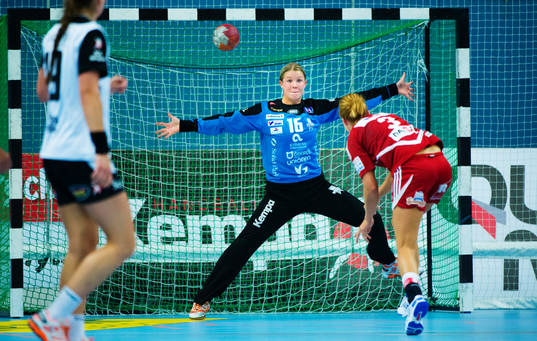 Martina Thörn, målvakt, Västerås, släpper in en straff