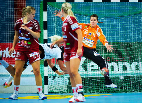 Frida Granberg, målvakt, Skövde, räddar ett skott