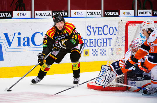 Calle Järnkrok, Brynäs, rundar målburen