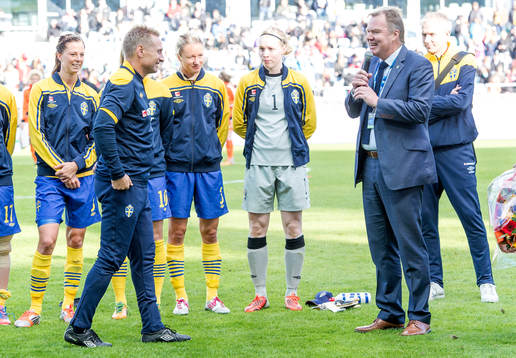 Thomas Dennerby, förbundskapten tackas av Karl-Erik