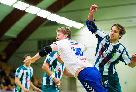Erik Alverus, Skövde, tar sig förbi Gunnar Pettersson,