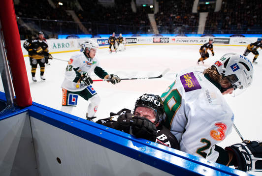 Broc Little, AIK, tacklas av Max Görtz, Färjestad