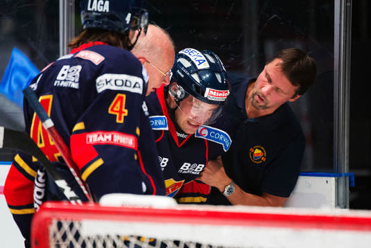 Timmy Pettersson, Djurgården, får lämna isen skadad