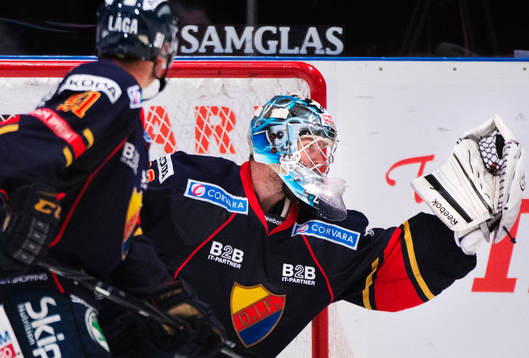 Chet Pickard, målvakt, Djurgården, räddar pucken i
