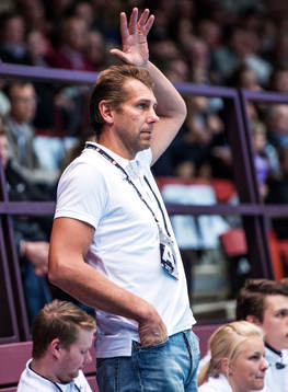 Magnus Wislander, tränare Redbergslid, gör ett tecken