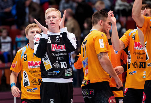 Henrik Nordlander, målvakt, Kristianstad, tackar publiken