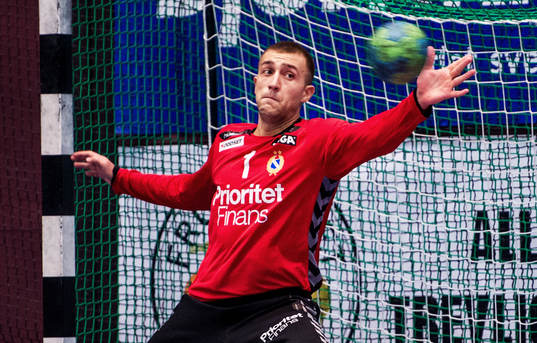 Vladimir Abadzic, målvakt, Redbergslid, räddar en boll