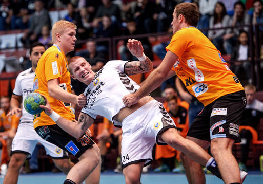 Linus Arnesson, Redbergslid, stoppas av Anton Lindskog och