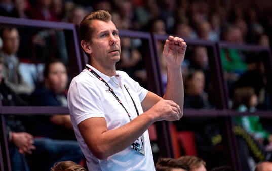 Magnus Wislander, tränare Redbergslid, gestikulerar mot