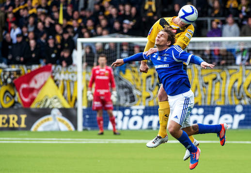 Fredrik Holster, GIF Sundsvall, i nickduell med Viktor