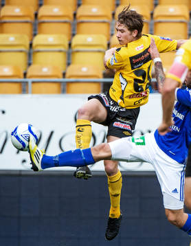 Marcus Rohdén, Elfsborg, skjuter mot mål med täcks undan