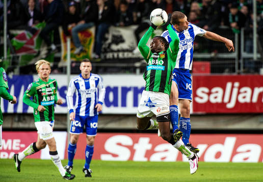 Peter Ijeh, GAIS, får en knuff i ryggen när han går in i
