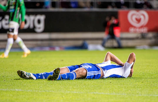 Robin Söder, IFK Göteborg, ligger och deppar på planen
