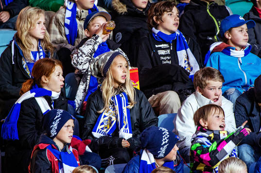 Unga supportrar på läktaren. IFK Göteborg Young Fellows
