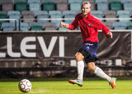 Emil Karlsson, Örgryte, skjuter mot mål