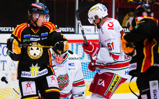 2-1-pucken går in bakom Bernhard Starkbaum, målvakt, Modo