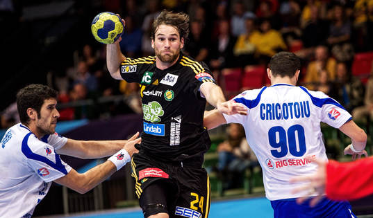 Fredrik Larsson, Sävehof, hoppar in mot mål och skjuter