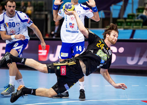 Fredrik Larsson, Sävehof, skjuter liggandes i luften