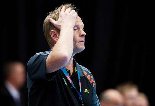 Magnus Johansson, tränare Sävehof, sätter handen för