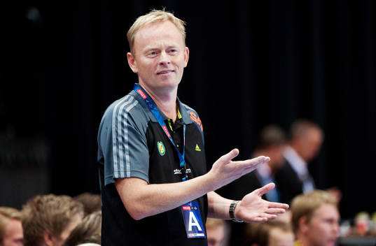 Magnus Johansson, tränare Sävehof, gestikulerar och ser