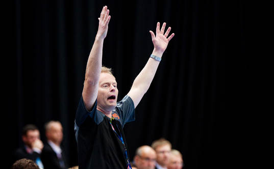 Magnus Johansson, tränare Sävehof, sträcker upprört