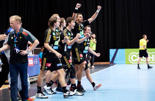 Spelarna på Sävehofbänken jublar