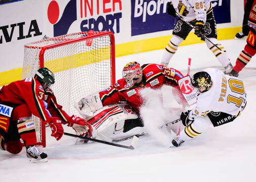 Esa Pirnes, AIK, gör 1-1 bakom Julius Hudacek, målvakt,