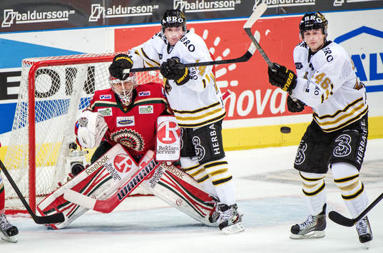 Broc Little, AIK, trycker till Julius Hudacek, målvakt,