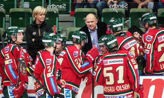 Kent Johansson, tränare Frölunda, snackar med spelarena
