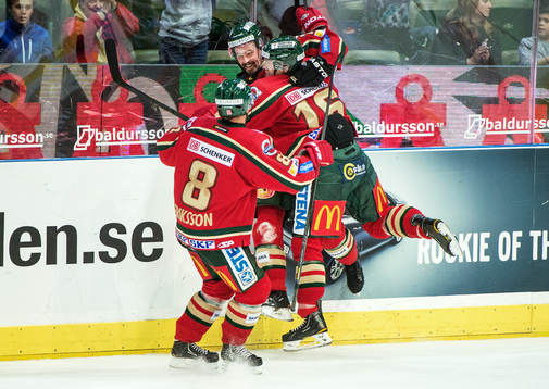 Anton Axelsson, Frölunda, kastar sig över Pierre Johnsson