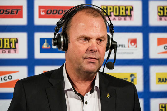 Per-Erik Johnsson, tränare AIK, blir intervjuad