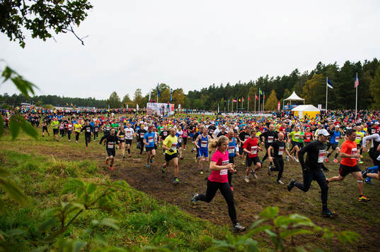 Löpare vid starten av Lidingöloppet