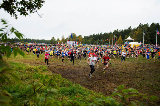 Löpare vid starten av Lidingöloppet